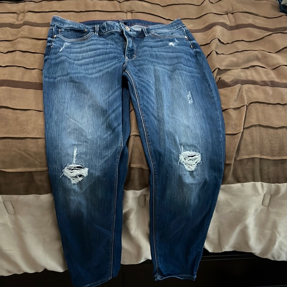 Beautiful White House, Black market jeans they are Curvy style